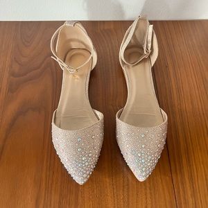 Women’s Rhinestone pointed toe soft ballet flats. Gold size 9